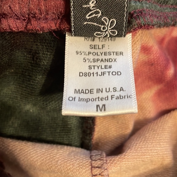 Dippin’ Daisy’s Tie dye set ( long sleeve crop top and shorts ) - Picture 5 of 8